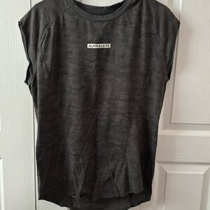 Alphalete men’s velocity muscle tee. Mesh back. Camo..
